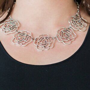 Paparazzi Jewelry Accessories - Budding Beauty - Silver Necklace - Vintage